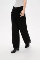 Pantalon jean de corte barrel y tiro medio, en color negro, con diseño de pierna ancha y estructura rígida.