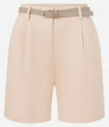 Short de vestir color beige, con cintura alta, pliegues frontales, cinturón de cuero sintético con hebilla metálica y cierre frontal con botón y cremallera.