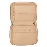 Billetera compacta Guess modelo Isobel, color rosa, con cierre perimetral y logo triangular metálico en la parte frontal.