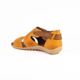 Sandalia baja combinada de cuero en color celeste con detalles en marrón tostado, tira con hebilla lateral ajustable y suela texturizada.