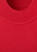 Vestido midi color rojo, sin mangas, con cuello redondo y diseño ajustado en el torso con falda de corte acampanado.