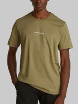 Remera verde militar de algodón con cuello redondo y logo Calvin Klein Jeans estampado en blanco en el pecho.