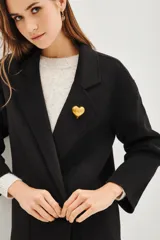 Tapado negro de corte recto y largo medio, con solapas clásicas, cierre frontal de un botón y bolsillos laterales amplios.