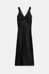 Vestido midi de corte evasé confeccionado en mezcla de viscosa y lino, con acabado satinado. Presenta escote en pico, tirantes anchos y detalles de aplicación de encaje a tono en el escote y los tirantes.