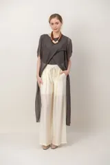 Pantalón palazzo tramado de color beige, con bolsillos laterales y cordón ajustable en la cintura.
