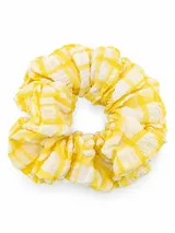 Colero de pelo con diseño fruncido, estampa a cuadros en tonos amarillo y blanco.