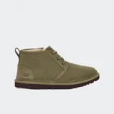 Bota chukka UGG modelo Neumel color verde oliva, confeccionada en gamuza con cordones de algodón y forro de lana UGGpure™ reciclada. Cuenta con suela Treadlite by UGG™ para mayor amortiguación y logo UGG® en relieve térmico.