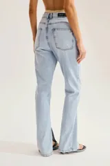 Jean de tiro medio color celeste, confeccionado en denim de calce recto con aberturas en los botamangas.