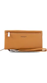 Billetera de mujer tipo sobre con correa de mano extraíble, confeccionada en material texturizado color tostado. Presenta un bolsillo frontal con cierre, compartimentos internos para tarjetas y logo de la marca grabado en el frente.