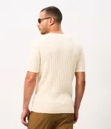 Remera Marfinno de manga corta para hombre, confeccionada en algodón con textura geométrica de cuadraditos. Presenta escote redondo y terminaciones acanaladas en cuello y ruedo.
