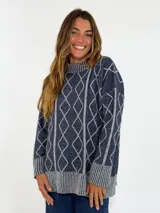 Sweater de lana con diseño de rombos en relieve, cuello redondo y puños acanalados en color gris y azul.