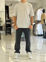Remera oversize de tejido waffle color beige, con cuello redondo y mangas cortas.
