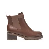 Bota de símil cuero color marrón, con elásticos laterales anchos para un mejor calce y cierre interno con tirador. Tiene punta redondeada, taco medio ancho y suela de goma con relieve antideslizante.