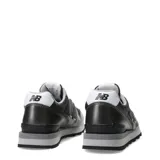 Championes urbanos New Balance modelo 996, color gris metalizado con detalles en blanco y negro. Presentan el logo 'N' característico en los laterales, entresuela de espuma y suela de goma, combinando estilo clásico y comodidad.