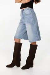 Bermuda de denim de silueta amplia y relajada, en lavado celeste vintage, con bolsillos traseros y trabillas para cinto.