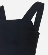 Blusa cropped negra de punto acanalado, con escote cuadrado y tirantes anchos.