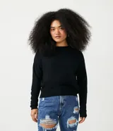 Buzo de punto negro con cuello redondo, manga larga y sisa desplazada.