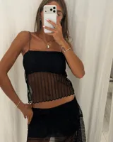 Top negro de encaje con escote recto y tirantes finos. La parte inferior del top es transparente con un patrón de ondas, terminando con un ruedo festoneado.
