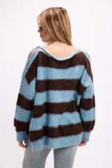 Sweater de punto suave con diseño de rayas horizontales anchas en color rosa y marrón, de corte holgado y manga larga.