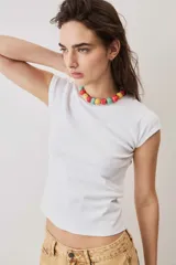 Remera blanca de manga corta y calce ajustado, con cuello redondo y textura acanalada.