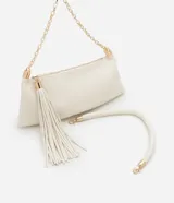 Cartera shoulder de poliuretano color crema, con asa corta de mano y asa larga de cadena dorada, ambas removibles. Incluye cierre de cremallera y borla decorativa.