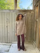 Pantalón oxford de viscosa con estampado de lunares pequeños en color bordó, de talle alto y corte acampanado.