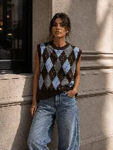 Chaleco tejido de punto con diseño de rombos argyle en tonos marrón, celeste y gris, con cuello redondo y sin mangas.