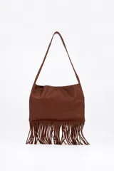 Cartera de hombro color marrón, con diseño minimalista y detalle de flecos largos en la parte inferior. Cuenta con una correa fija para llevar al hombro.