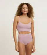 Bombacha femenina de tiro alto, confeccionada en poliamida seamless acanalada, con cintura elástica.