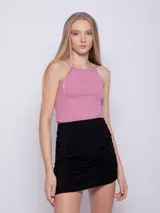 Top sin mangas color turquesa, de textura acanalada y brillante.