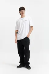 Jean de corte baggy con tiro medio, diseño amplio y holgado en piernas y cadera, con pasacintos y cierre frontal.