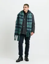 Campera Harrington de color azul oscuro, con cierre frontal y botones a presión, cuello alto y bolsillos laterales.