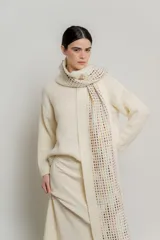 Bufanda larga de tejido de punto color crudo con diseño calado y pequeños detalles de color en forma de puntos.