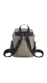 Mochila de nylon color gris azulado, con tapa superior y cierre de broche metálico. Cuenta con un bolsillo frontal con cierre y bolsillos laterales con cierre, además de correas regulables para la espalda y asa superior de mano.