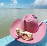 Sombrero texano marrón confeccionado artesanalmente en Uruguay con lana merino. Cuenta con cinta elástica interior para adaptarse a diferentes talles.