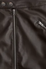 Pollera midi de corte evasé en tejido revestido color marrón oscuro. Presenta tiro alto, cierre frontal bidireccional completo y bolsillos laterales con cierre al bies.