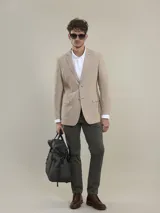 Blazer color camel, de corte clásico, con solapas de muesca, cierre de dos botones, bolsillo en el pecho y bolsillos delanteros con solapa.