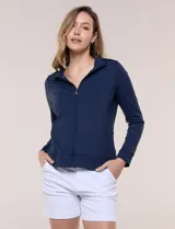 Campera liviana blanca de silueta entallada con protección solar UPF 50, cuello alto y cierre frontal completo. Cuenta con mangas largas y bolsillos laterales.