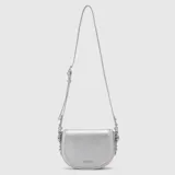 Cartera tipo bandolera Bubba modelo Chloe, de diseño compacto y forma redondeada, en color plateado metalizado. Cuenta con correa larga ajustable y cierre de solapa frontal con el logo de la marca grabado.