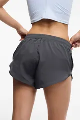 Short deportivo color rosa claro con cintura elastizada y calza interna con bolsillo.
