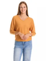 Buzo de tejido fino con escote en V, mangas tres cuartos estilo dolman y corte holgado.