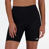 Short de running negro ajustado al cuerpo, con cintura alta y logo de la marca en la pierna izquierda.