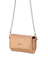 Bandolera Terrano de diseño compacto, color dorado con acabado texturizado. Cuenta con solapa frontal y correa de cadena metálica plateada.