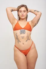 Corpiño de bikini marrón con contorno color naranja, breteles regulables y copas desmontables.