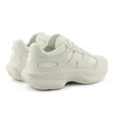 Championes New Balance modelo WRPD Runner, color blanco hueso, con capellada de malla y superposiciones de gamuza. Presentan el logo "N" bordado en el lateral, entresuela FuelCell esculpida y suela exterior ondulada.