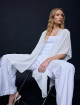 Kimono de gasa color blanco, con diseño abierto y mangas amplias. Presenta detalles de apliques brillantes a lo largo de la abertura frontal.