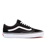 Championes Vans Old Skool color negro con la franja lateral blanca y suela blanca.