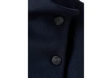 Abrigo corto de paño en color azul marino, con cuello alto, cierre frontal con botones ocultos y diseño de corte holgado.