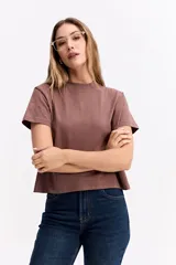 Remera de algodón de calce suelto y relajado, con cuello redondo y mangas cortas.