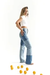 Pantalón de jean de corte recto, con diseño patchwork en diferentes tonos de azul.